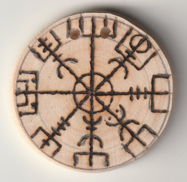 Mit Brennglas und Sonne bebrannte Holzscheibe mit Vegvisir