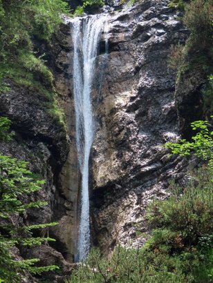 Schmaler Wasserfall