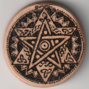 Sonnenbebrannte Holzscheibe mit Pentagram in Hexagram