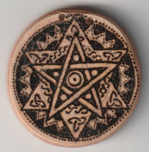 Sonnenbebrannte Holzscheibe mit Pentagram in Hexagram