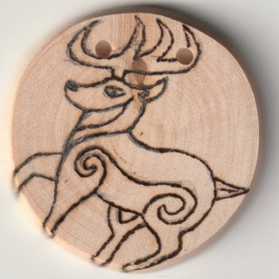 Sonnenbebrannte Holzscheibe mit stilisierten Hirsch Motiv