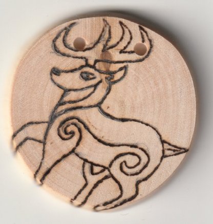 Sonnenbebrannte Holzscheibe mit stilisierten Hirsch Motiv