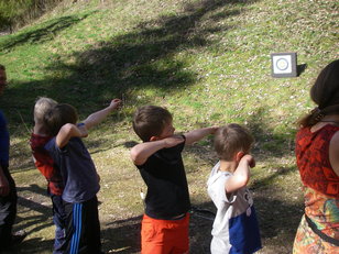 Kinder üben sich im Bogenschießen