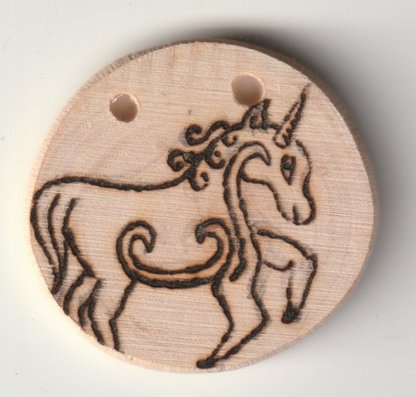 Sonnenbebrannte Holzscheibe mit Einhorn Motiv