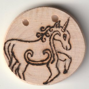 Sonnenbebrannte Holzscheibe mit Einhorn Motiv