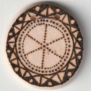 Sonnenbebrannte Holzscheibe mit Hagal Runen Motiv