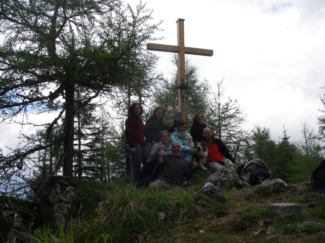Wandergruppe mit Gipfelkreuz