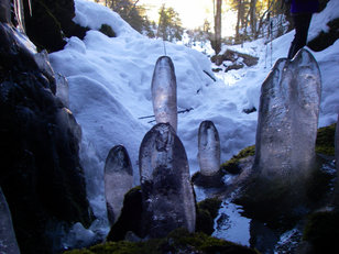 Eisstalagmiten in einer Höhle