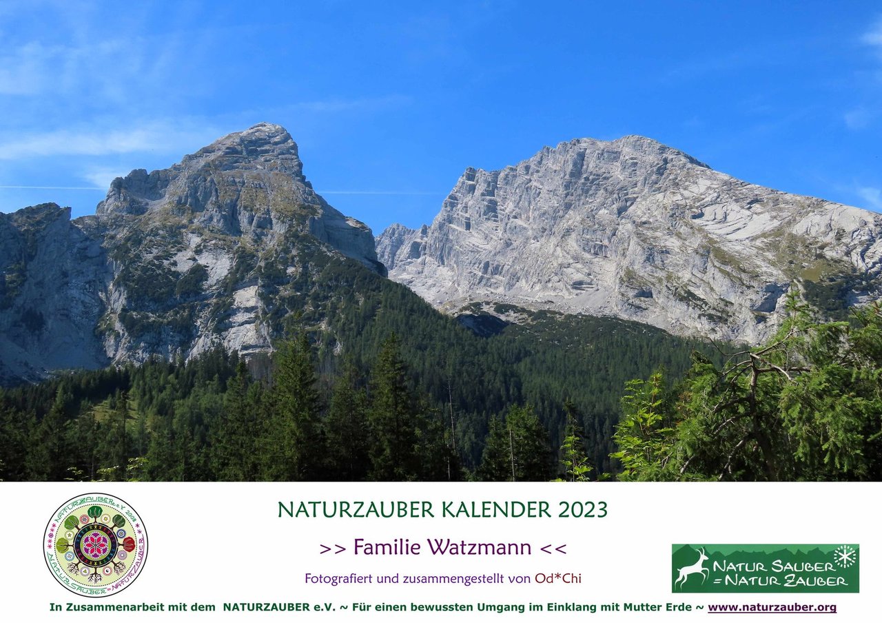 Kalendertitelblatt Familie Watzmann mit zwei schroffen, imposanten Felsgipfeln, die sich über Bergwald erheben