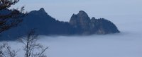 Gebirgszug der wie eine schlafende Hexe aussieht im Wolkenmeer 